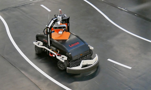 Neun Teams treten mit ihren automatisiert fahrenden Modellfahrzeugen beim zweiten Carolo-Cup@Home an. 