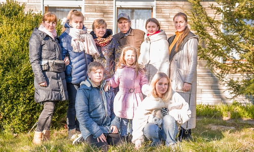 Mit ihrer Familie flohen Julia (ganz rechts), Daria (zweite von rechts) und Viktoria (ganz links) aus Kiew in den Landkreis Helmstedt. Uns haben sie ihre Geschichte erzählt.