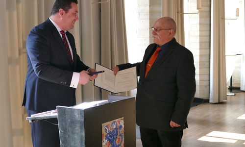 Landrat Tobias Heilmann (li.) übergab im Rittersaal des Schlosses Gifhorn die Verdienstmedaille des Verdienstordens an Erich Jendrischek. 