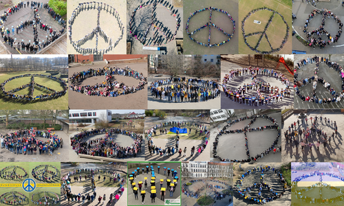 Die Schüler haben sich in Form eines Peace-Zeichens aufgestellt.