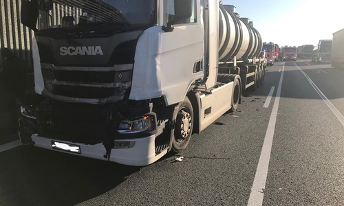 Ein LKW hatte Ethanol geladen. 