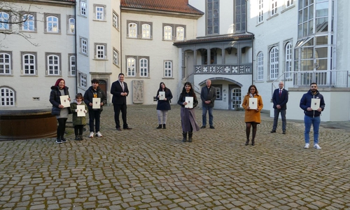  Insgesamt acht neue Mitbürgerinnen und Mitbürger bürgerte Landrat Tobias Heilmann Anfang März 2022 offiziell ein.