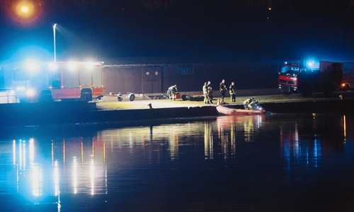 Die Einsatzkräfte suchten nach einem Mann, der ins Wasser gefallen war.