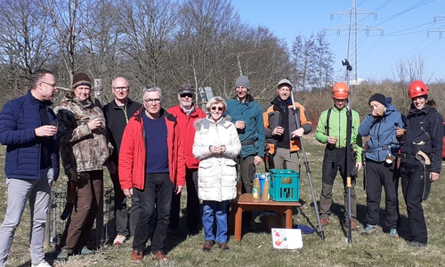 Auf dem Foto von links Joachim Grammes (Ortsbürgermeister), Sabine Fortak (AG Streuobst), Thorsten Werner (Ortsrat), Axel Bosse (stellvertretender Ortsbürgermeister), Peter Bronold (BUND), Dr. Ursula Partzsch-Asamoah Ortsrat und Helfer.