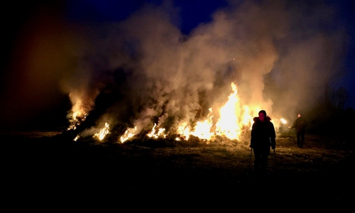 Aus dem Osterfeuer wird ein Friedensfeuer.