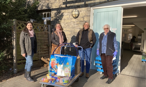Patricia Wichert-Soto (Vorsitzende des Festkomitees der gelben Familie, CJD Grundschule), Dorte Horrmann (Vorsitzende des Festkomitees der blauen Familie, CJD Grundschule), Heike Sass (Vorstand Braunschweiger Tafel e.V.) und Waltraud Wolter (stellv. Vorstandsvorsitzende Braunschweiger Tafel e.V.) (v. li.).