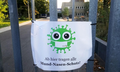 Corona-Hinweis an einer Schule