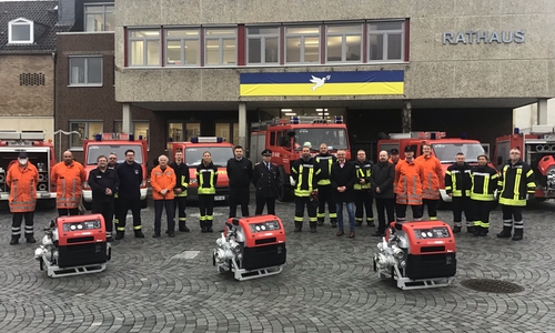 Von links: Vertreter der Wehren aus Berklingen, Ampleben, Schliestedt, Groß Dahlum, Uehrde und Eitzum vor den neuen Tragkraftspritzen. In der Mitte in zivil: Dirk Neumann und Mathias Stieler.