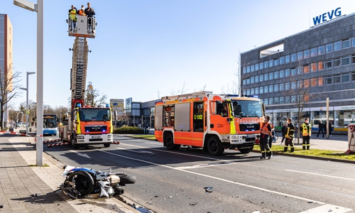Mit Hilfe der Drehleiter verschaffte man sich einen Überblick auf den Unfallort.