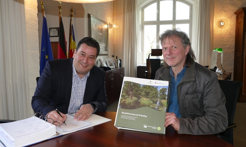 Im Beisein von Fred Braumann (Leiter der Biosphärenreservatsverwaltung) unterzeichnet Landrat Tobias Heilmann (li.) den UNESCO-Antrag für das Biosphärenreservat Drömling. 