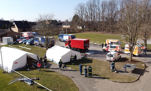 Vor der Sporthalle wurde eine Zeltstadt für die Versorgung der Untergebrachten aufgebaut. 