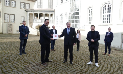  Im Beisein der Wirtschaftsförderung des Landkreises Gifhorn (hintere Reihe) und Philipp Raulfs (MdL für den Landkreis Gifhorn; vorne rechts) übergibt Dr. Bernd Althusmann (Niedersächsischer Minister für Wirtschaft, Arbeit, Verkehr und Digitalisierung; vorne Mitte) den Landes-Förderbescheid zum Breitbandausbau an Landrat Tobias Heilmann (vorne links).