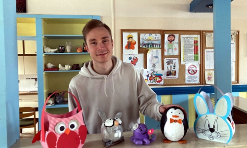 Steven Hudler präsentiert einige Bastelsachen, die während der Osterferien nachgebastelt werden können.