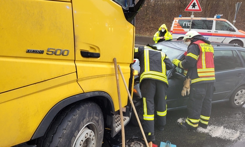 Der LKW und der Kleinwagen waren zusammengestoßen.
