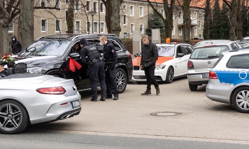 Die Polizei stoppte den Hochzeitskonvoi.