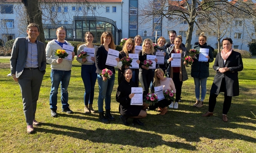 Die Absolventen bei der Zertifikatsübergabe mit Georg Schnieders (li.) und Tanja Peterson (re.).