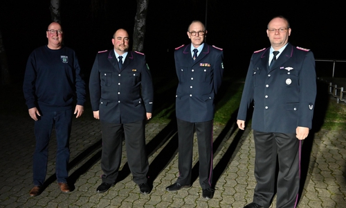 Von links nach rechts: Ortsbürgermeister Peter Altenbach, der neugewählte Ortsbrandmeister Björn Wölfel, der scheidende Ortsbrandmeister Lutz Necker, Stadtbrandmeister Marco Koch.