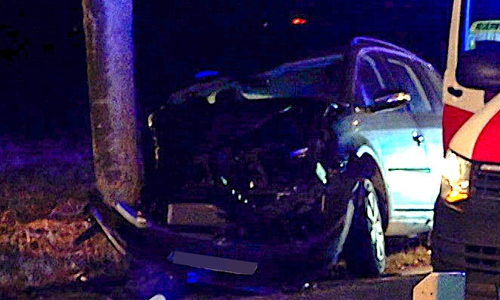 Das Auto war gegen einen Baum gekracht.