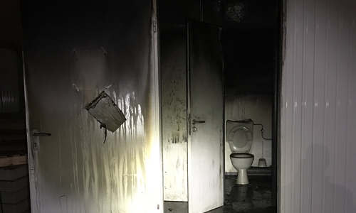 Dieser Toilettencontainer geriet in Brand.