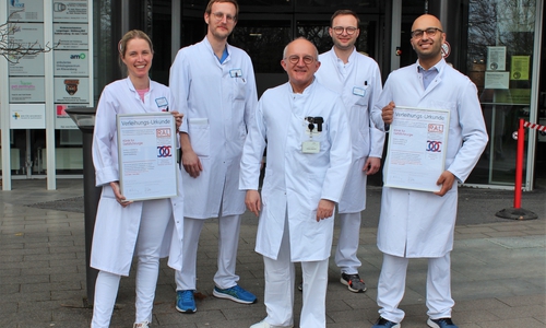 Ausgezeichnet mit RAL-Gütezeichen: Chefarzt Prof. Dr. Tomislav Stojanovic (Mi.) mit seinem Oberärzte-Team.