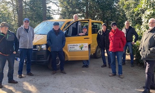 Seit 16 Jahren können Trauernde diesen kostenlosen Fahrdienst in Anspruch nehmen, der immer donnerstags die Friedhöfe in Gifhorn anfährt.