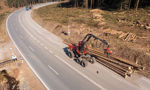 War fünf Tage lang wegen Baumfällarbeiten auch am Wochenende gesperrt: die B4 zwischen Bad Harzburg und Torfhaus.