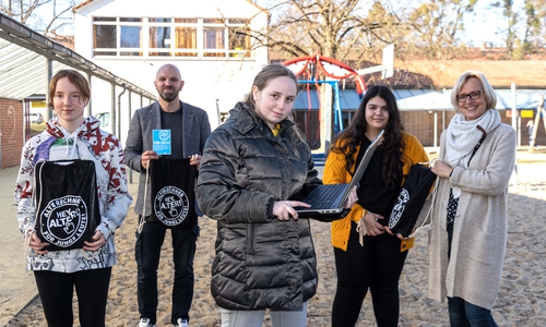Marie Koppert, Schulrektor Christian Wienecke, Mirijam Busch, Lejla Krasniqi und Förderschullehrerin Nicole Matthews (v. li.).