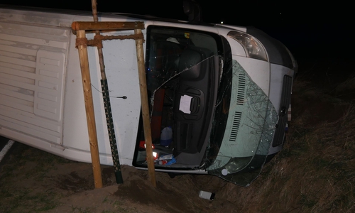Der Kleintransporter war im Graben gelandet.