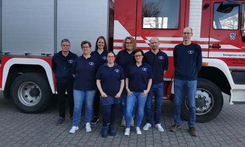 Kinderfeuerwehr: Ortsbrandmeister Kai Ludolf (links) und sein Stellvertreter Horst- Oliver Hofmann (rechts) mit dem Team der in Gründung befindlichen Kinderfeuerwehr.