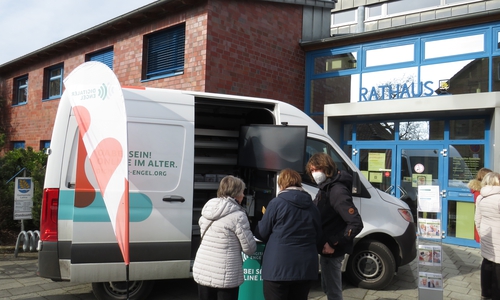Das Infomobil der „Digitalen Engel“ machte jetzt auch vor dem Rathaus Lehre Halt.