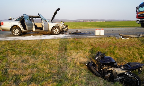 Das Auto wurde komplett zerstört, die Motorräder in den Graben geschleudert.