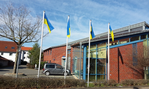 Die Flagge der Ukraine weht seit einigen Tagen als Zeichen der Solidarität vor dem Rathaus Lehre.