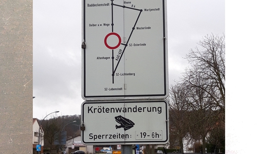 Schilder weisen auf die Straßensperrung hin.