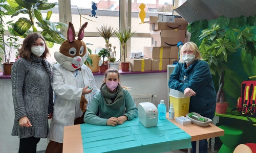 Im AHA-ERLEBNISmuseum findet eine Kinderimpfung statt. Mit dabei: Dr. Rabbit.