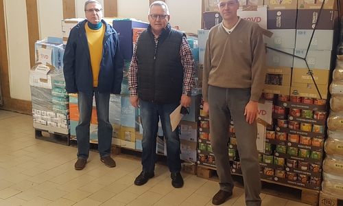 Foto von links nach rechts: Wolfgang Neltner, Reiner Knoll, Kai Bursie (alle SoVD  Braunschweig) vor den Paletten, die in das Grenzgebiet gehen. 