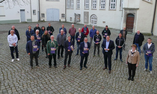 Landrat Tobias Heilmann (vordere Reihe, 2. v. r.) übergab in einer kleinen Feierstunde insgesamt 38 Förderbescheide für Baumaßnahmen und Sportgeräte. 