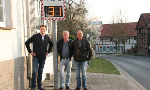 "Der rege Durchgangsverkehr macht es besonders unseren Kindern schwer, die Straße sicher zu überqueren", so Bürgermeister Rudolf Wollrab.