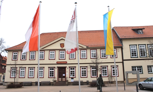 Die Ukrainische Fahne weht vor dem Seesener Rathaus.