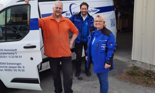 Vor der Abfahrt: Detlef Künne, Hausmeister des GAS, Thomas Manz und Petra Bösler (IGT).