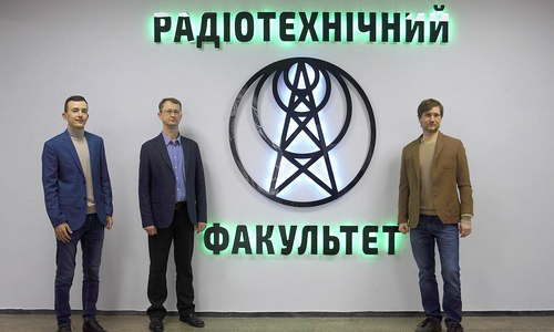 Die Partner vom Igor Sikorsky Kyiv Polytechnic Institute, Prof. Oleksandr Sushko, Prof. Ruslan Antipenko und Prof. Dmytro Vasylenko (v.l.), wollen trotz Bombardements weiter gemeinsam forschen. 