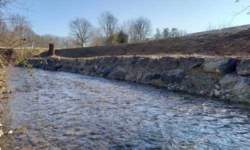 Bis zu 1,55 Meter hoch aufgeschüttet wurde der neue Hochwasserschutzwall nahe der Bahnüberführung an der Radau in Vienenburg. Die Oberfläche ist bereits mit einer Saatgutmischung versehen und wird so begrünt und gesichert. 