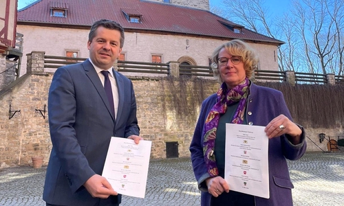 Niedersachsens Agrarministerin Barbara Otte-Kinast (rechts) und ihr Amtskollege aus Sachsen-Anhalt, Minister Sven Schulze, trugen auf der Burg Warberg die gemeinsame Position aus der "Burg Warberger Erklärung" vor.