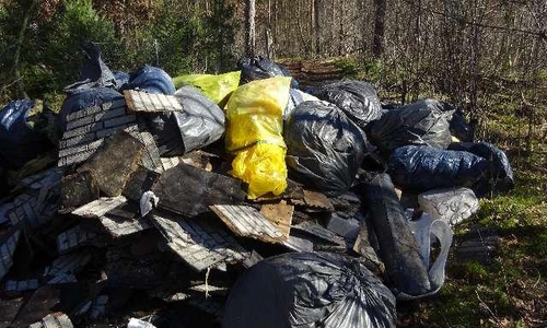 Säckeweise Müll wurde abgeladen. 
