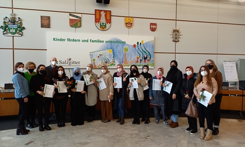 Elke Ferfers, Leiterin des Fachdienstes Kinder, Jugend und Familie der Stadt Salzgitter konnte den dreizehn mehrsprachigen Absolventinnen ihre Zertifikate und Teilnahmebescheinigungen übergeben. Foto: Stadt Salzgitter