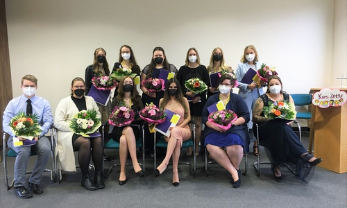 Zwölf neue Gesundheits- und Krankenpfleger feiern ihr Examen.