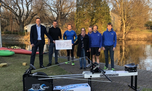 Übergabe des Schecks von Regionalbeirat Gunnar Stratmann (links) an die Kanu-Abteilung des RSV Braunschweig.