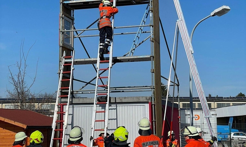 Die Truppmannausbildung Teil 1 der Freiwilligen Feuerwehr Salzgitter am Standort der Freiwilligen Feuerwehr Linden.