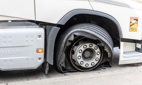 Der LKW hatte einen Reifenschaden.