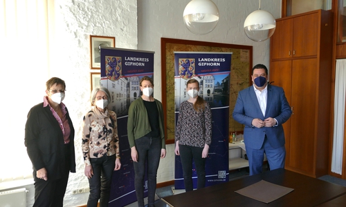 Landrat Tobias Heilmann (re.) freut sich über die Unterstützung in der Hebammenzentrale. Brigitte Schnetter (2. v. re.) und Tanja Neumann (Mitte) greifen künftig Nina Petrakov (2. v. li.) unter die Arme. Christine Gehrmann (Gleichstellungsbeauftrage des Landkreises Gifhorn) hat die Hebammenzentrale initiiert. 