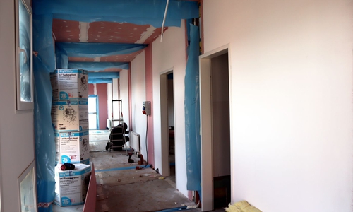 In der Grundschule an der Friedrichstraße wird gebaut. Gefördert wird der Bau vom Land Niedersachsen.